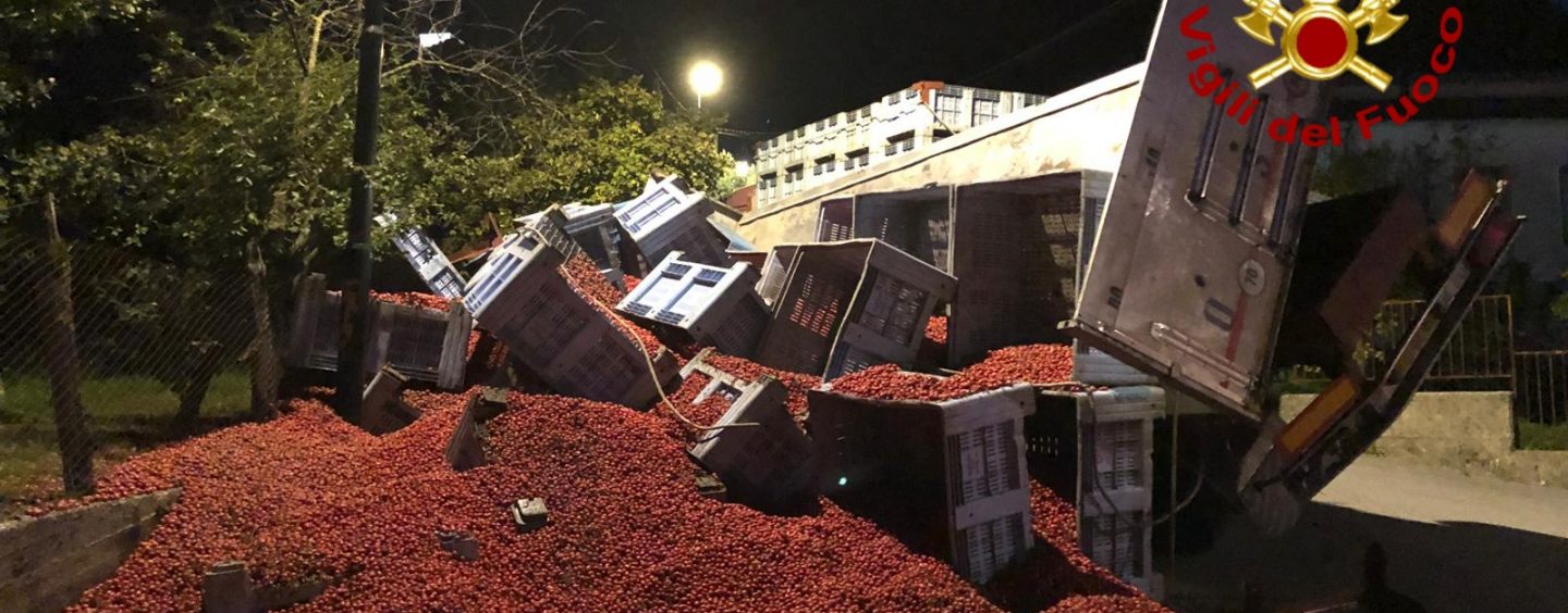 Galleria Montepergola chiusa per lavori, autotreno carico di pomodori si ribalta sul percorso alternativo