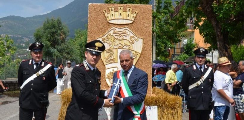 Foglianise dona una scultura degli ‘artisti della paglia’ ai Carabinieri di Montesarchio