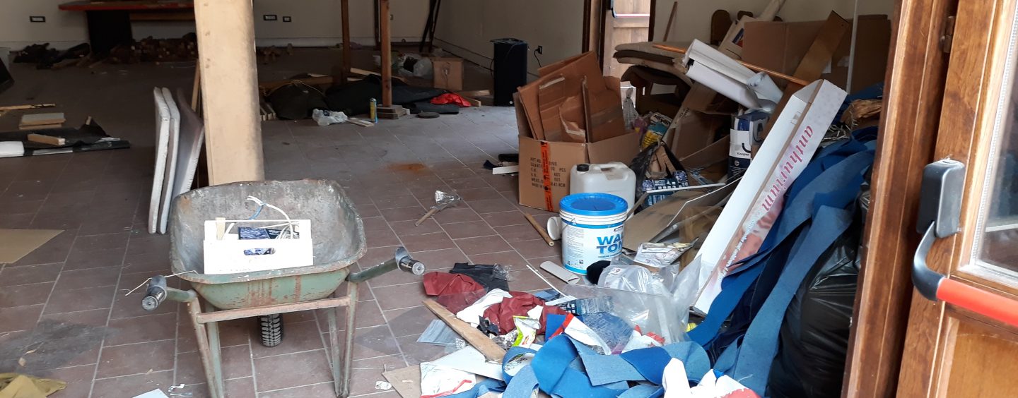 La vergogna della Casina del Principe: trasformata in discarica, tra crepe, infiltrazioni e larve