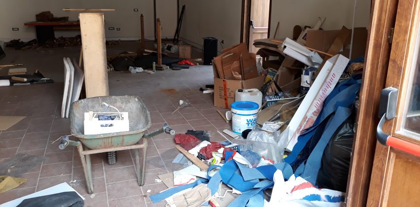 La vergogna della Casina del Principe: trasformata in discarica, tra crepe, infiltrazioni e larve
