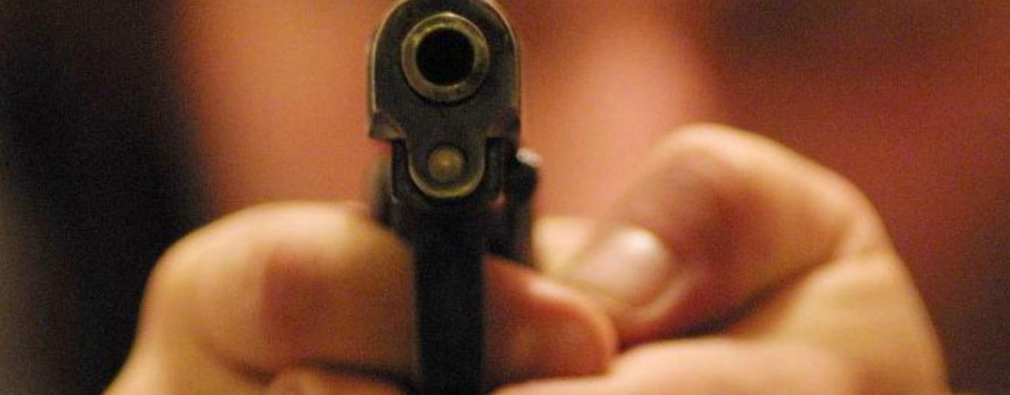 Militare armato minaccia clienti di un bar: ferito alle gambe e bloccato dalla Polizia
