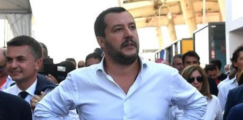 Immigrazione e sicurezza, il ministro Salvini accolto a Napoli con applausi e selfie