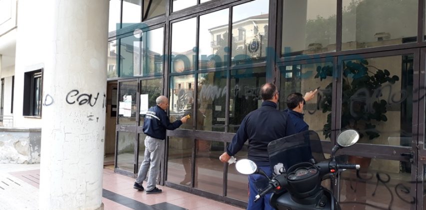 I vandali arrivano fino a Palazzo di Città: imbrattata la Casa comunale