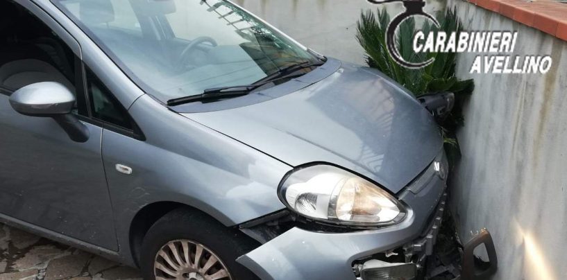 Non si ferma al blocco dei Carabienieri: tenta la fuga lanciandosi dall’auto