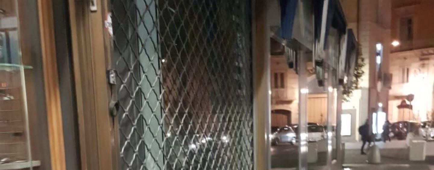 Blocco auto, saracinesche abbassate e luci spente. La protesta silenziosa dei commercianti