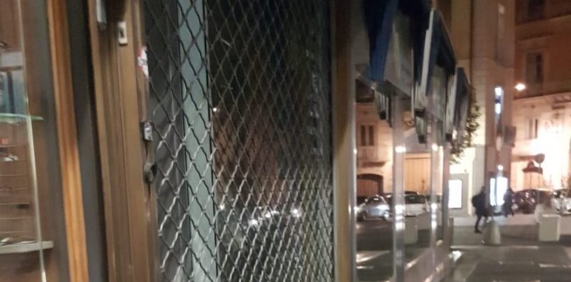 Blocco auto, saracinesche abbassate e luci spente. La protesta silenziosa dei commercianti