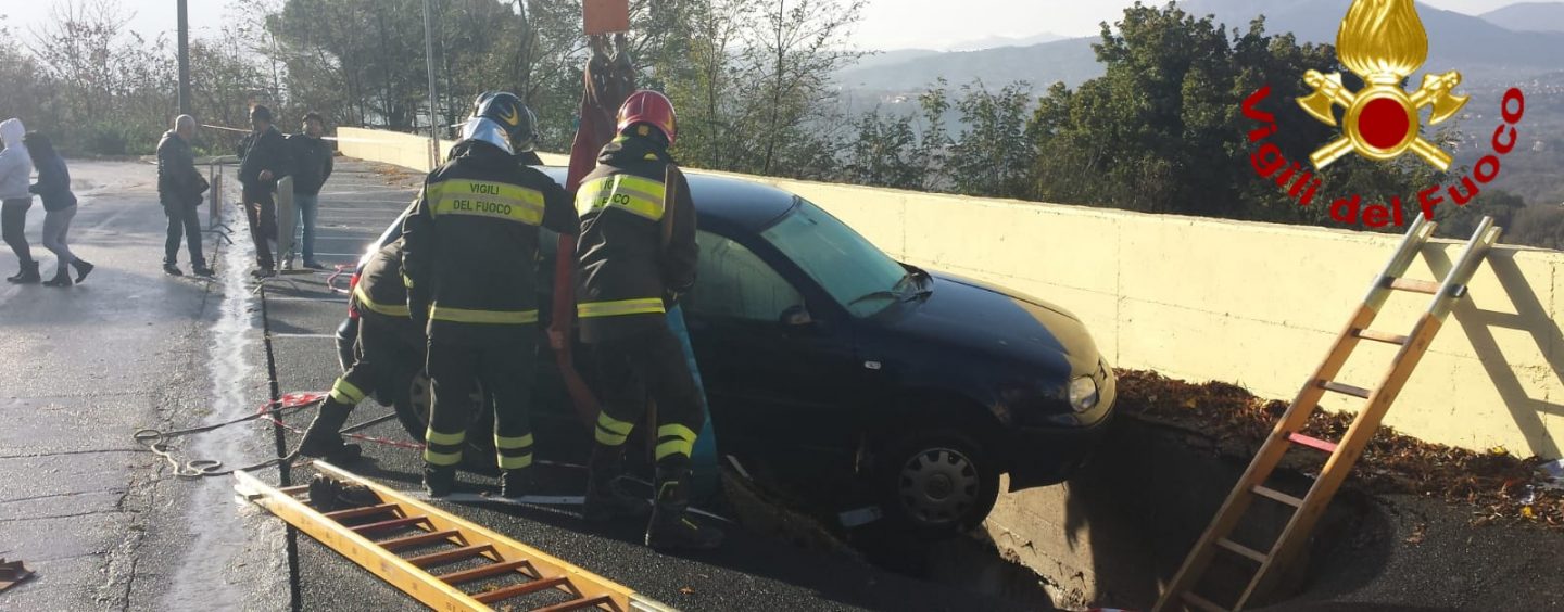 Maltempo, oltre 40 interventi in Irpinia. A Montefredane cede una strada e sprofonda un’auto