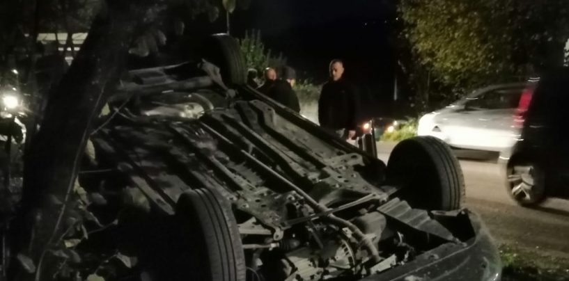 Auto esce fuori strada e si ribalta. Vigili del fuoco in azione