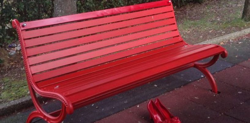 Serino inaugura la sua panchina rossa: simbolo della battaglia contro la violenza sulle donne