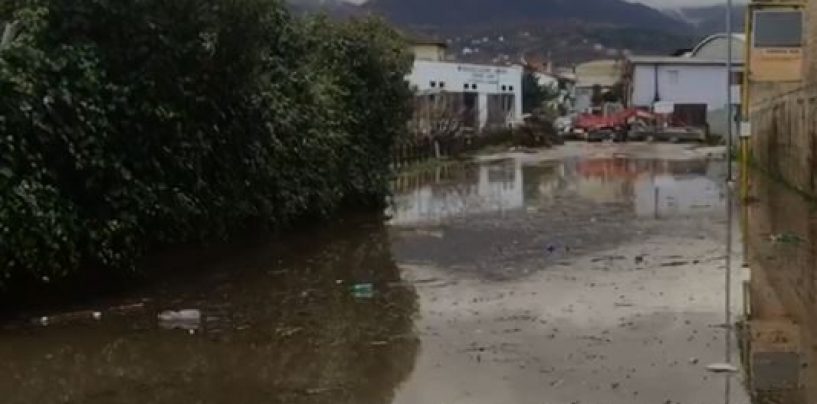 Nubifragio in città, si allaga il ponte delle Filande