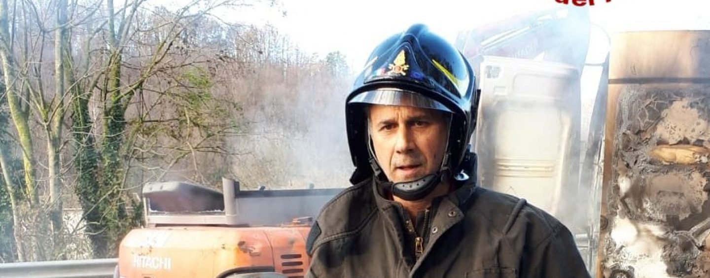 Assalto ai portavalori sul raccordo Av-Sa, Vigili del Fuoco al lavoro per domare le fiamme