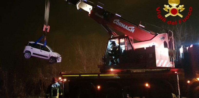 Giù con l’auto dalla scarpata: paura per due giovanissime coppie