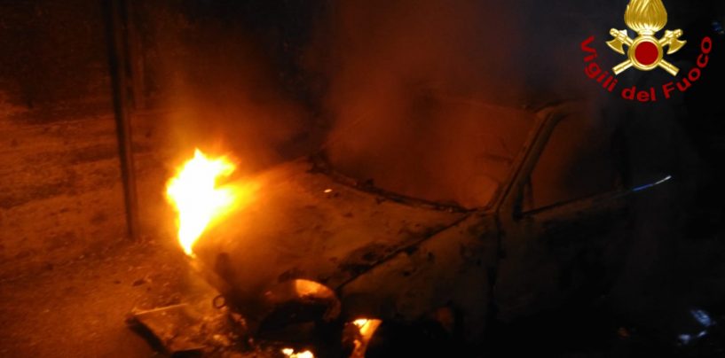 Paura ad Avella, auto avvolta dalle fiamme nella notte