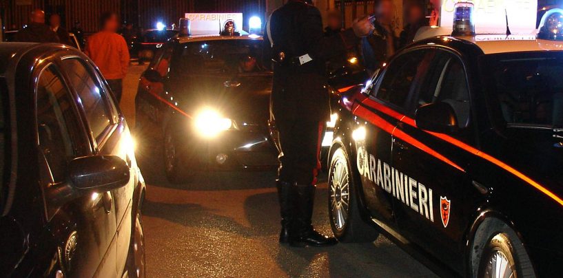 In giro con bastoni e mazza da baseball, 20enne denunciato dai carabinieri