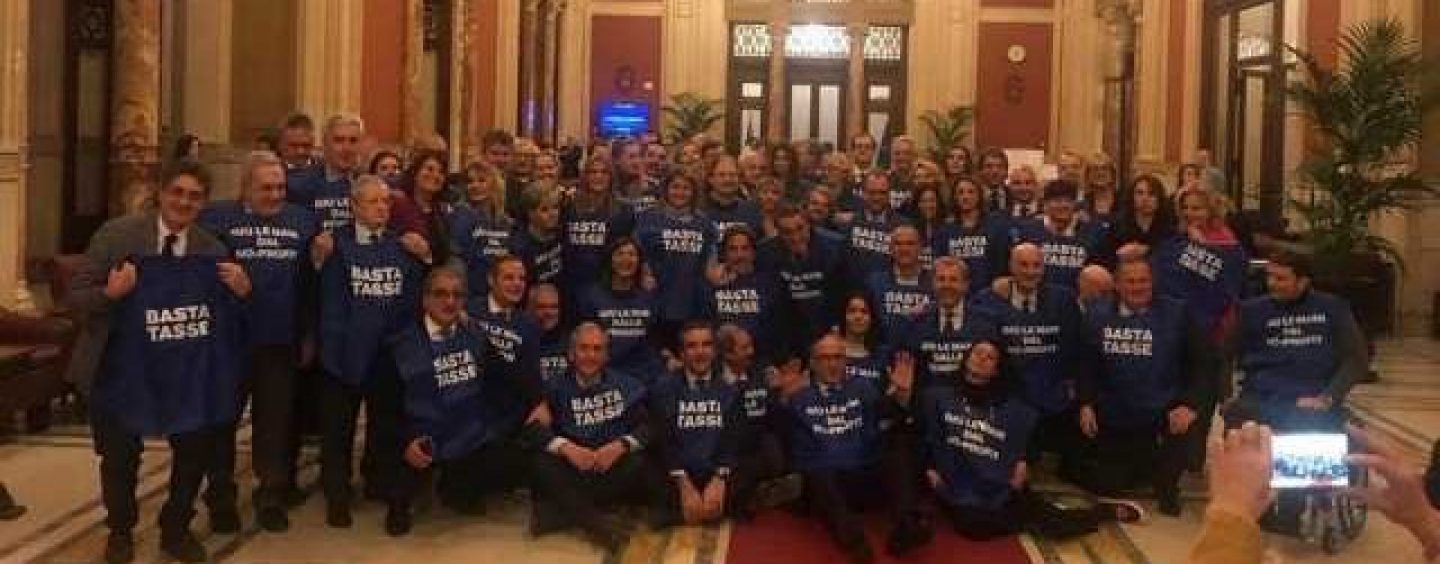 I gilet azzurri sfilano anche ad Avellino. Sibilia: “Occasione per festeggiare i 25 anni di Forza Italia”