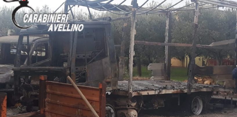 FOTO/ Bruciano due autocarri nella notte, s’indaga sulle cause del rogo