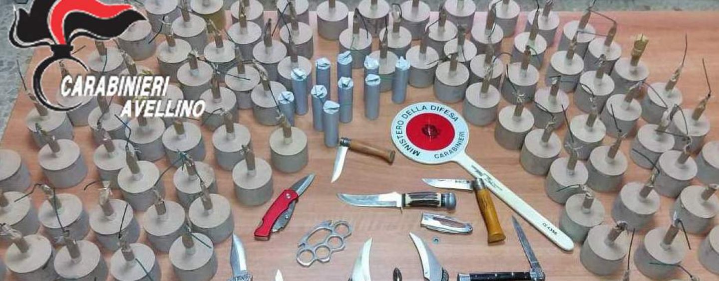 Nascondevano in camera da letto 100 bombe artigianali e dei coltelli: fratelli finiscono in manette