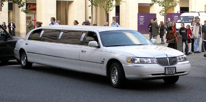 Si presenta a scuola in limousine e scoppia la polemica con la preside