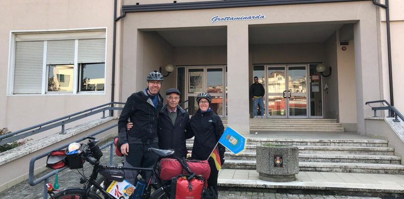 Traversata Germania-Singapore in bici, la coppia fa tappa a Grottaminarda