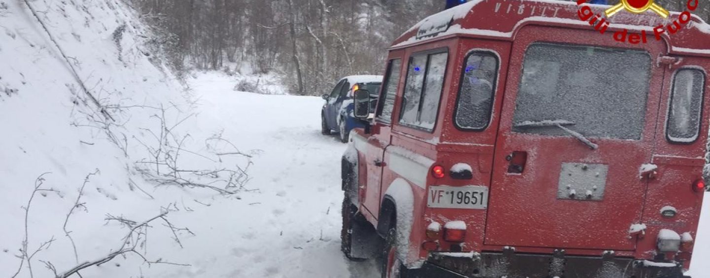 FOTO/ Maltempo, danni e paura in Irpinia: famiglia messa in salvo dai vigili del fuoco