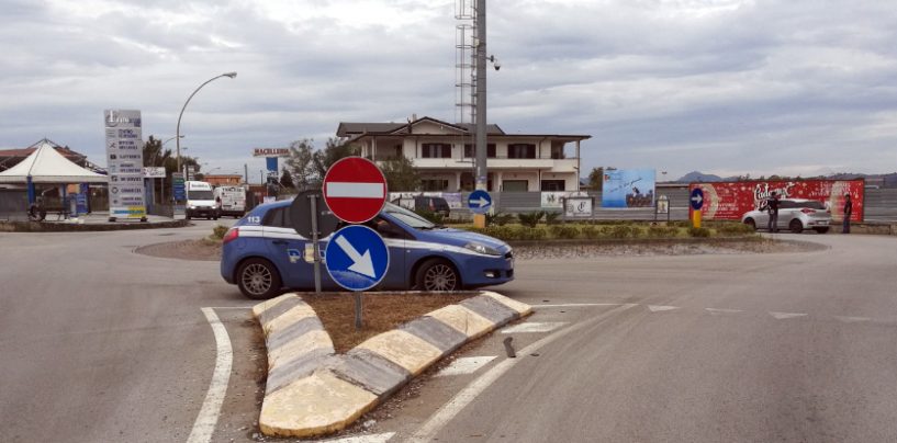 Non si fermano all’alt, auto si schianta contro un palo: è caccia a tre ladri