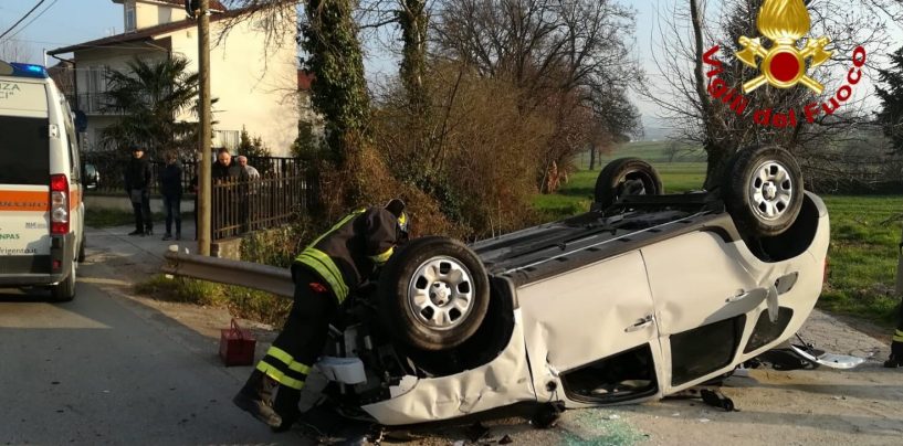 Auto sbanda, finisce contro un palo e si ribalta: quattro feriti