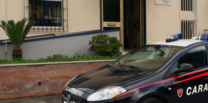 Lascia il fucile nel garage aperto e senza alcuna sicurezza: denunciato