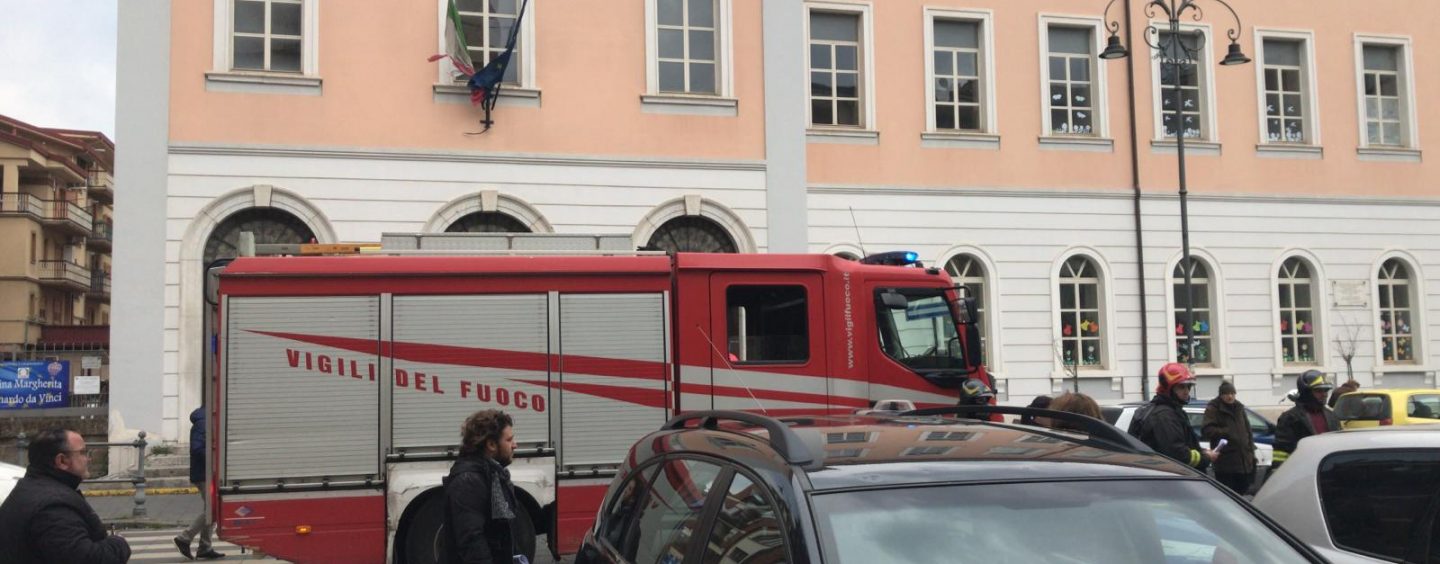 Paura in piazza Libertà durante “Pompieropoli”, esplodono due auto a metano: nessun ferito