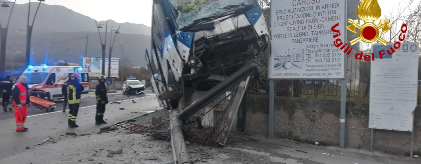 Bus si scontra con auto e finisce fuoristrada, autista ricoverato in ospedale. Sfiorata la tragedia