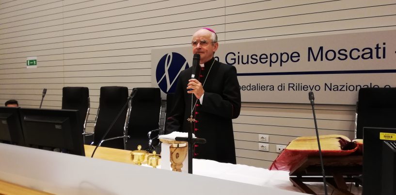 Il Vescovo Arturo ‘incanta’ i futuri infermieri del Moscati: “Non abbiate paura del contatto, il potere delle mani è immenso”