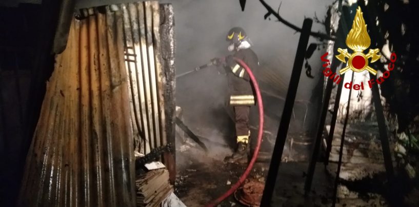 Deposito agricolo in fiamme, notte di paura a Montoro