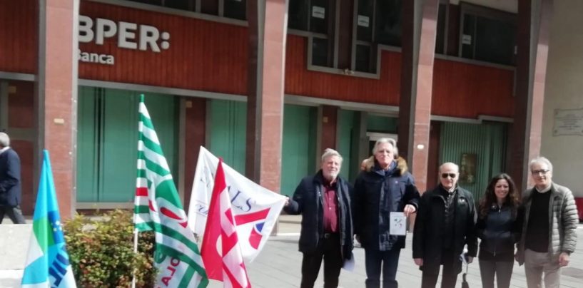 No alla regionalizzazione della scuola, gazebo del sindacato al Corso