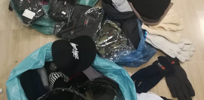 Vendono la merce senza autorizzazione, tre sequestri a piazza Kennedy