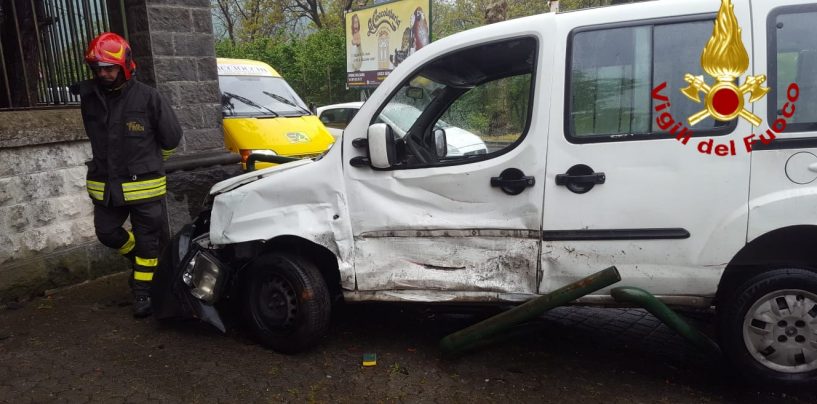 Incidente tra auto a Baiano, due feriti al Moscati