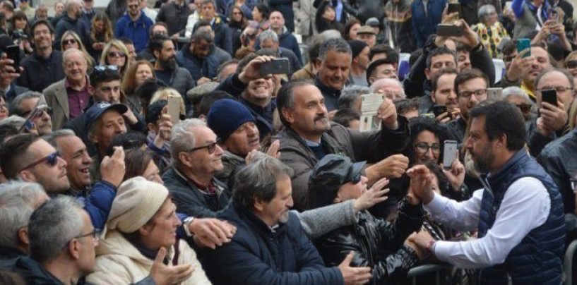 Salvini in città: tensione, urla e spintoni davanti al cinema “Partenio”