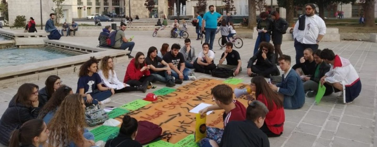 “Per un’Irpinia plastic free”: gli studenti di Avellino ripuliscono una zona verde della città
