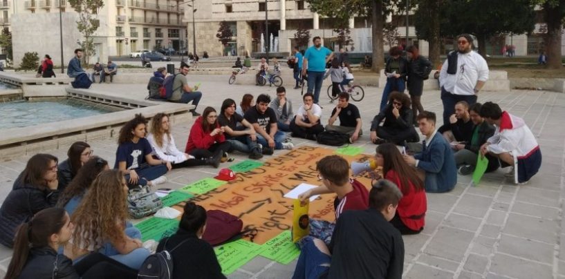“Per un’Irpinia plastic free”: gli studenti di Avellino ripuliscono una zona verde della città