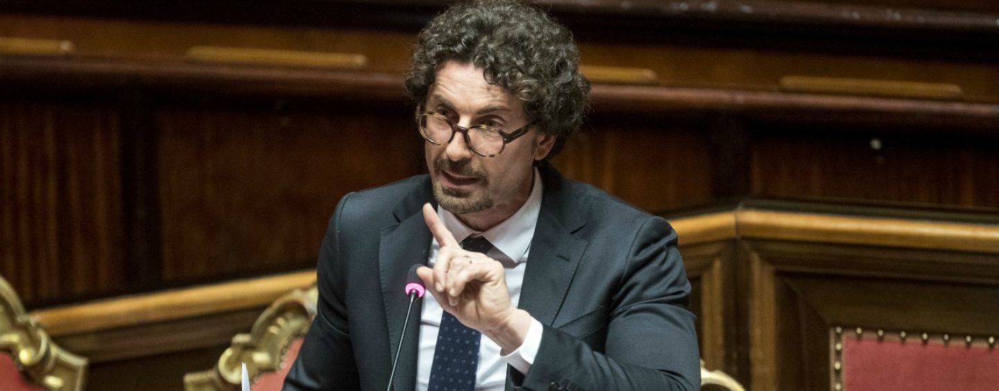 Sequestro viadotti, il ministro Toninelli accusa: “Anomalie nella gestione di Autostrade”