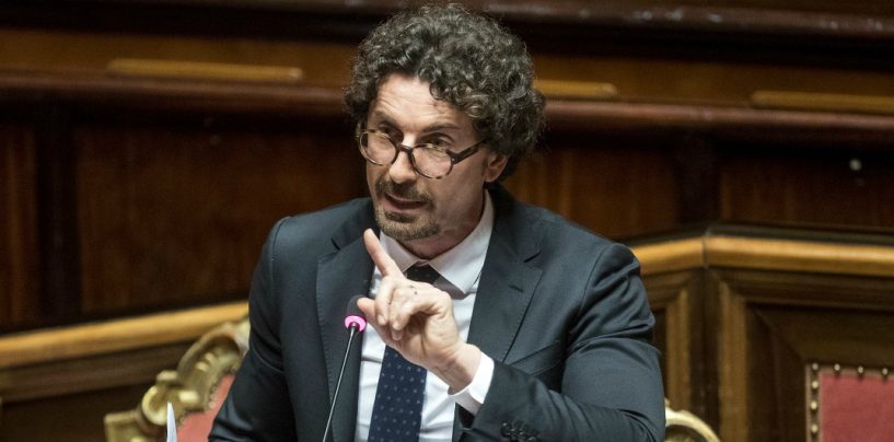 Sequestro viadotti, il ministro Toninelli accusa: “Anomalie nella gestione di Autostrade”