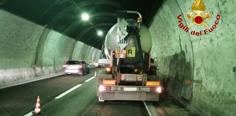 Stroncato da un malore nella galleria di Monteforte, traffico in tilt sull’A16