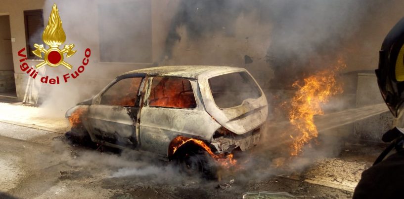 FOTO/ Auto va a fuoco davanti ad un edificio: i caschi rossi evitano il peggio