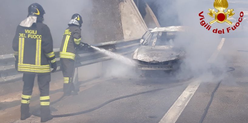 Auto avvolta dalle fiamme sull’A16, in salvo una coppia in viaggio per le vacanze