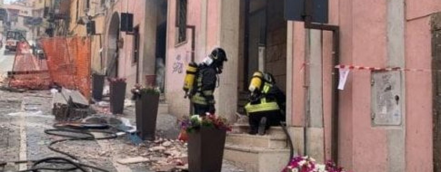 Esplosione nel palazzo del Comune: nove feriti, tra cui tre bambini. Sindaco ustionato