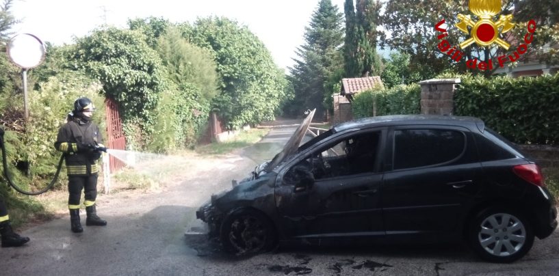 Auto in fiamme a Mercogliano, arrivano i Vigili del Fuoco