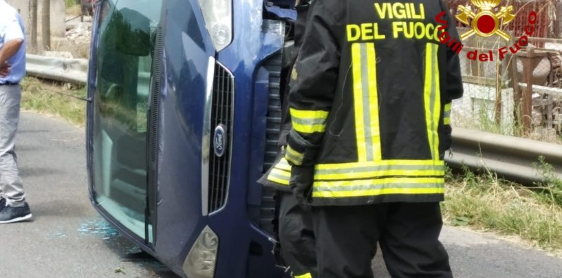 Si ribalta con l’auto e rimane incastrata, 55enne salvata dai caschi rossi