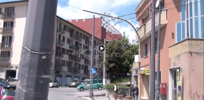 VIDEO/ Metro leggera: palo inclinato e cavi elettrici penzolanti a via Circumvallazione, la rabbia dei residenti