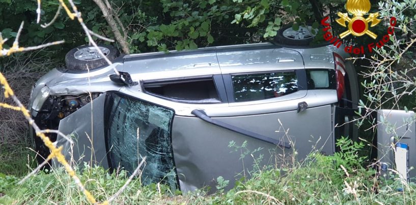 Auto finisce nella scarpata e si ribalta: quattro feriti tra cui un bambino