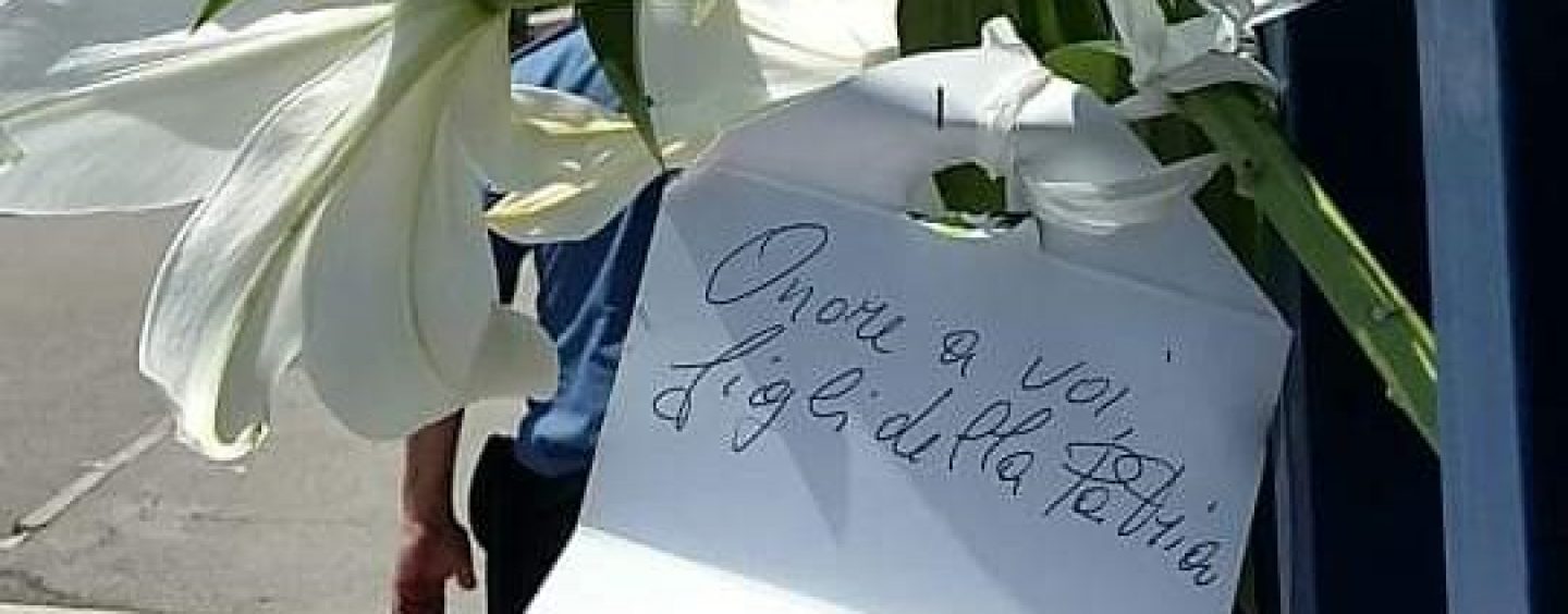 FOTO/ Fiori e biglietti davanti alle Caserme: l’affetto dell’Irpinia per il Carabiniere ucciso