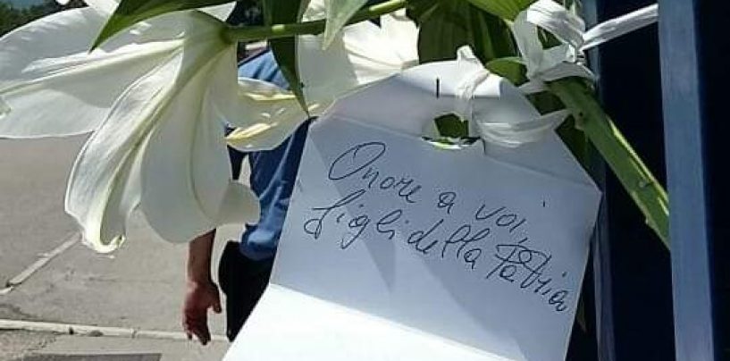 FOTO/ Fiori e biglietti davanti alle Caserme: l’affetto dell’Irpinia per il Carabiniere ucciso