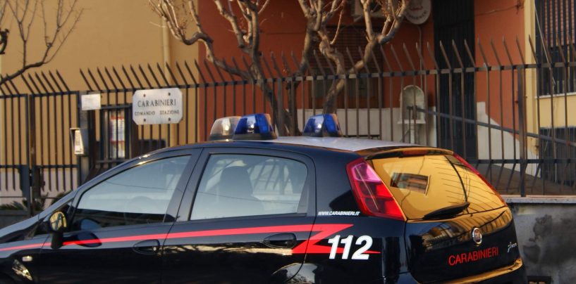 Deteneva illegalmente due pistole e delle munizioni: denunciato